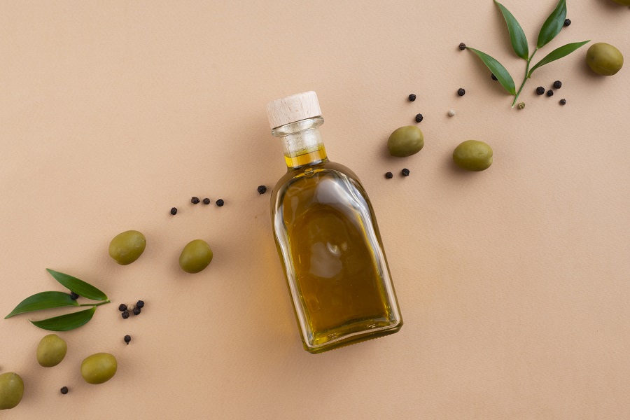 strengthening the eyelashes with olive oil